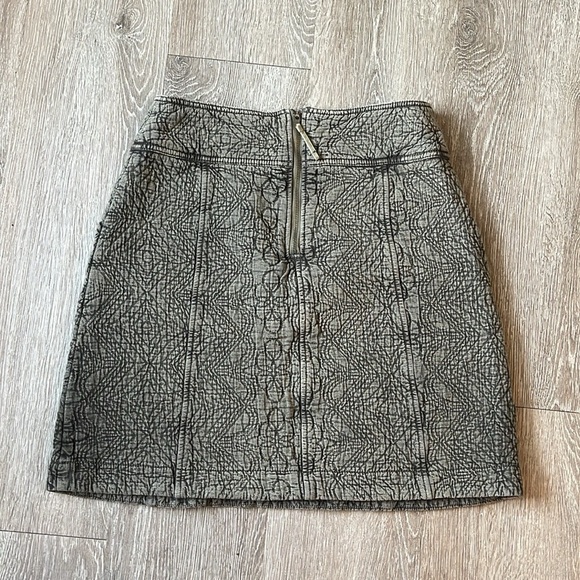 Anthropologie pilcro Skirt embossed in moss green has pockets size 4 - Picture 4 of 8